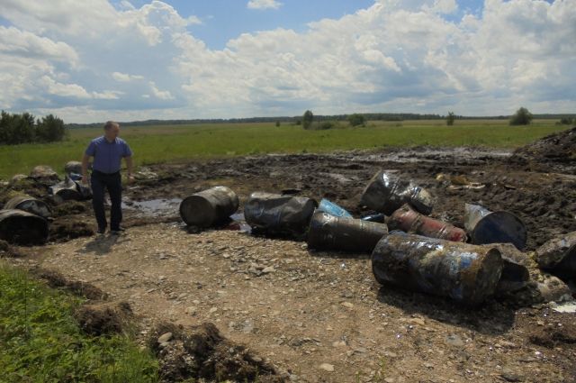 Обнаружены емкости с токсичными отходами на территории Кузнецкого района